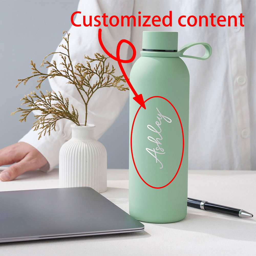 Sports Equipment And Names - Personalisierte Edelstahl-Wasserflasche mit individuellem Namen, matte